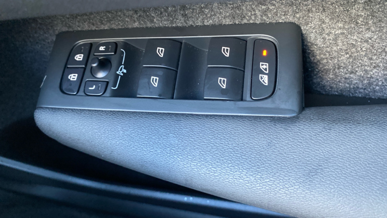 Volvo XC40 2.0 B3P Plus Dark 5dr Auto Petrol Estate